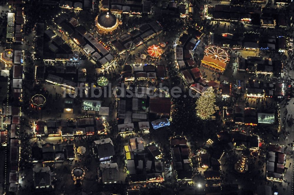 Nachtluftbild Dresden - Nachtluftbild Weihnachtsmarkt- Veranstaltungsgelände und Verkaufs- Hütten und Buden Dresdner Striezelmarkt in Dresden im Bundesland Sachsen, Deutschland