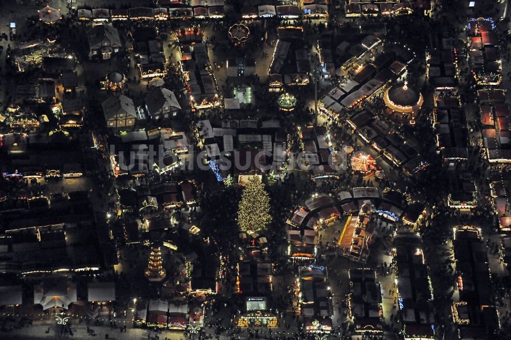 Dresden bei Nacht von oben - Nachtluftbild Weihnachtsmarkt- Veranstaltungsgelände und Verkaufs- Hütten und Buden Dresdner Striezelmarkt in Dresden im Bundesland Sachsen, Deutschland