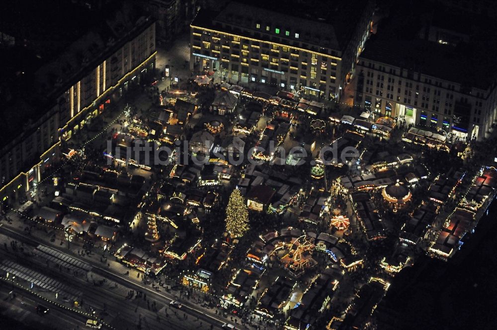 Nachtluftbild Dresden - Nachtluftbild Weihnachtsmarkt- Veranstaltungsgelände und Verkaufs- Hütten und Buden Dresdner Striezelmarkt in Dresden im Bundesland Sachsen, Deutschland