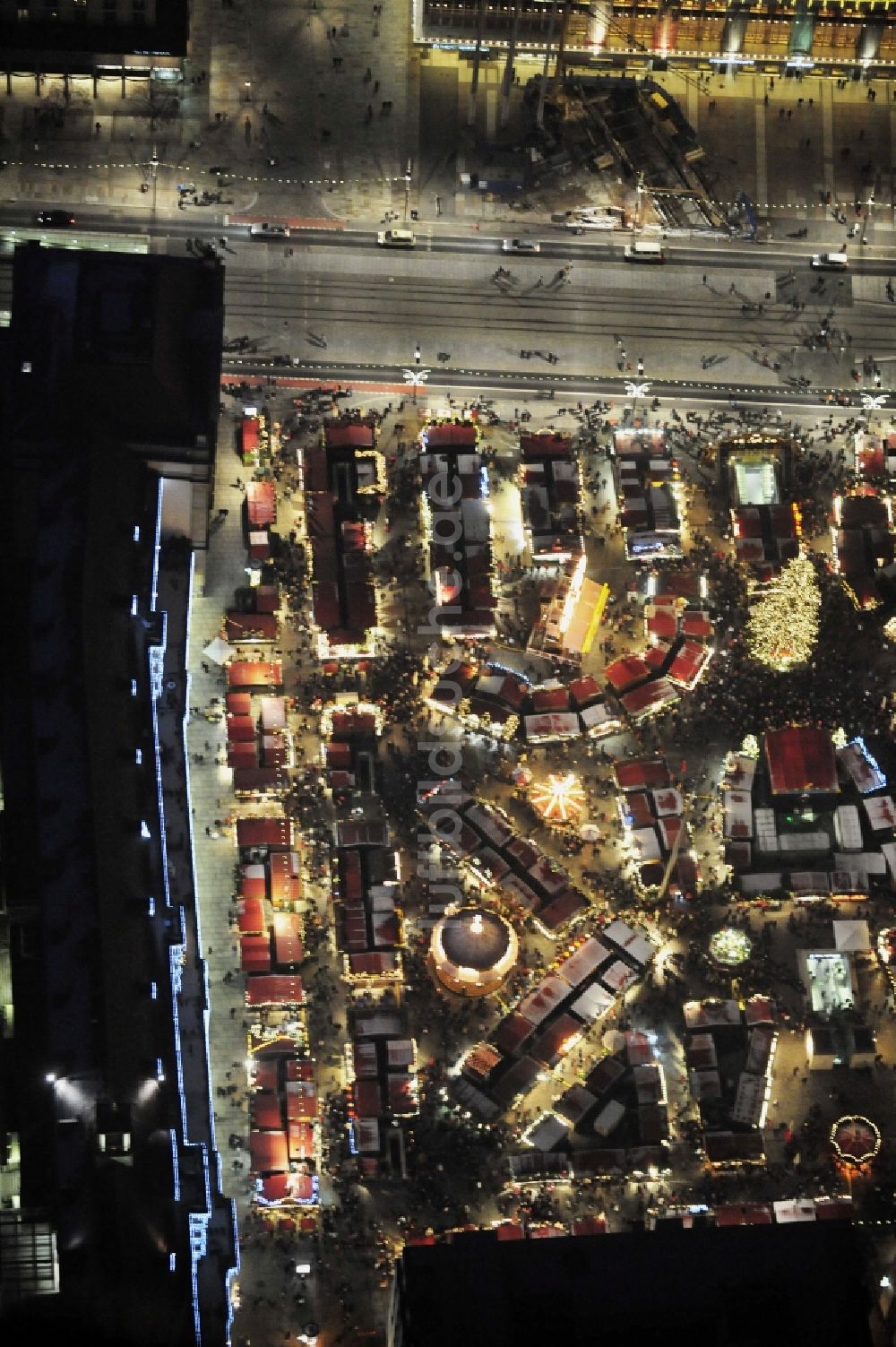 Dresden bei Nacht von oben - Nachtluftbild Weihnachtsmarkt- Veranstaltungsgelände und Verkaufs- Hütten und Buden Dresdner Striezelmarkt in Dresden im Bundesland Sachsen, Deutschland