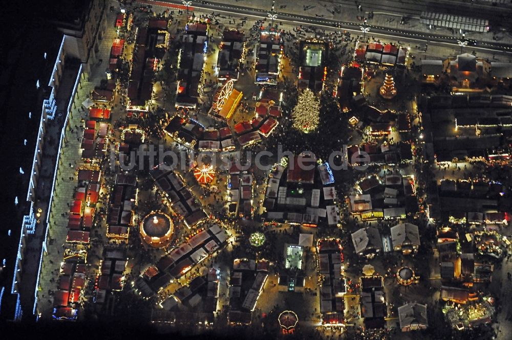 Dresden bei Nacht aus der Vogelperspektive: Nachtluftbild Weihnachtsmarkt- Veranstaltungsgelände und Verkaufs- Hütten und Buden Dresdner Striezelmarkt in Dresden im Bundesland Sachsen, Deutschland