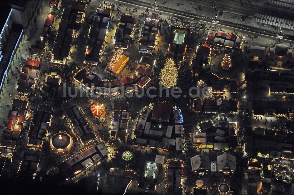 Nachtluftbild Dresden - Nachtluftbild Weihnachtsmarkt- Veranstaltungsgelände und Verkaufs- Hütten und Buden Dresdner Striezelmarkt in Dresden im Bundesland Sachsen, Deutschland