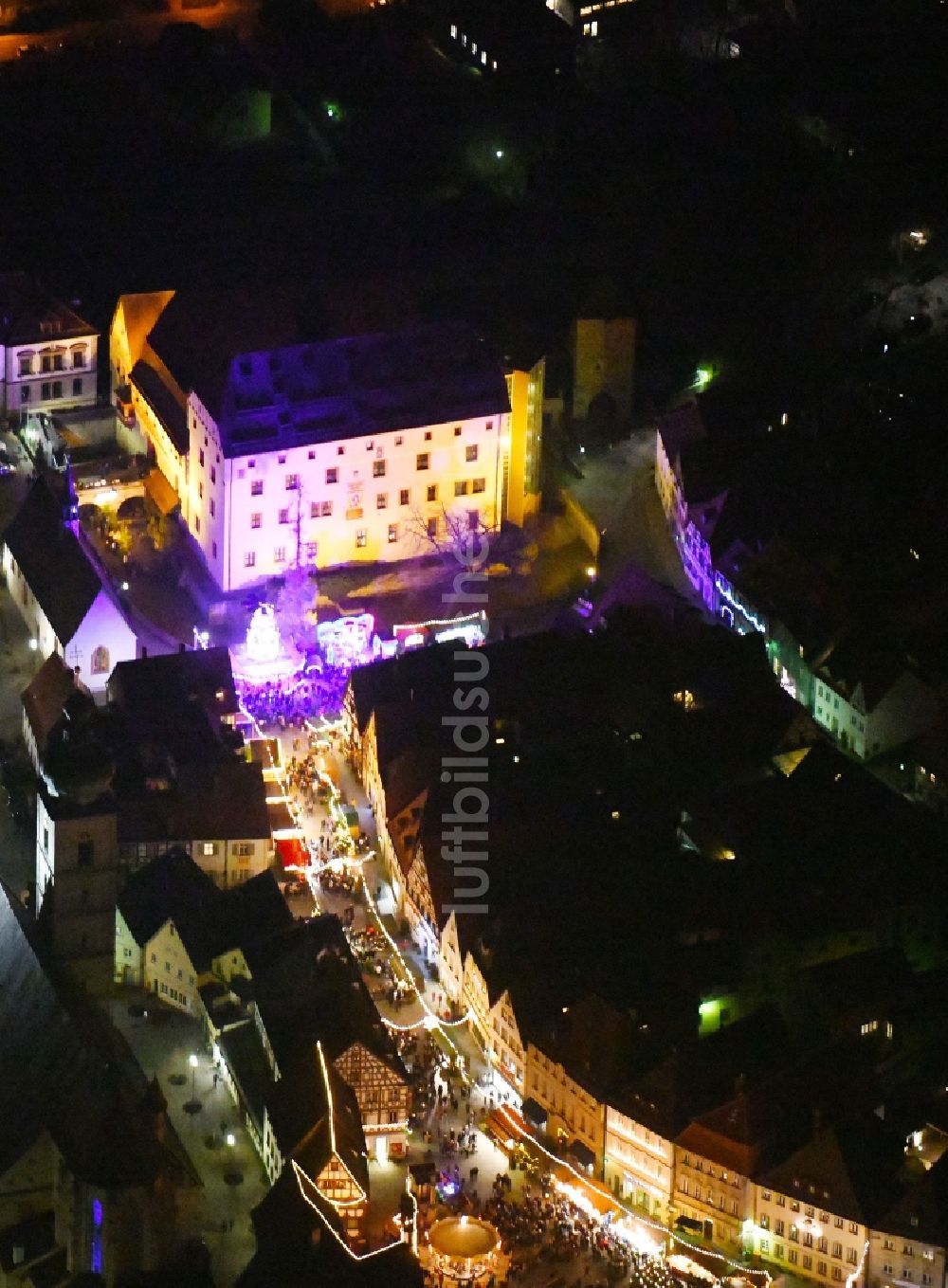 Forchheim bei Nacht von oben - Nachtluftbild Weihnachtsmarkt- Veranstaltungsgelände und Verkaufs- Hütten und Buden entlang der Hauptstraße in Forchheim im Bundesland Bayern, Deutschland