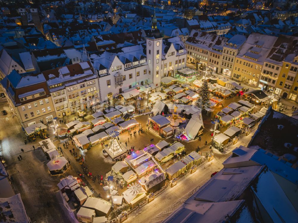 Nacht-Luftaufnahme Freiberg - Nachtluftbild Weihnachtsmarkt- Veranstaltungsgelände und Verkaufs- Hütten und Buden in Freiberg im Bundesland Sachsen, Deutschland