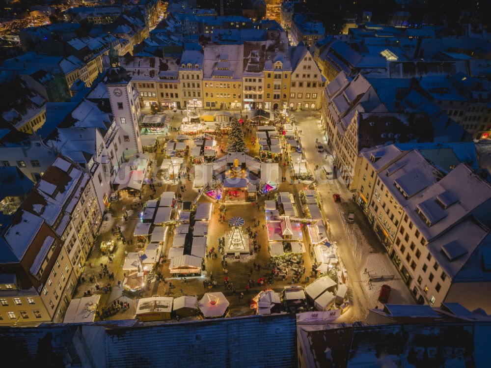 Freiberg bei Nacht von oben - Nachtluftbild Weihnachtsmarkt- Veranstaltungsgelände und Verkaufs- Hütten und Buden in Freiberg im Bundesland Sachsen, Deutschland