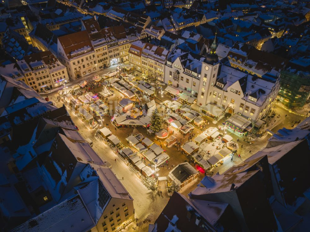 Freiberg bei Nacht aus der Vogelperspektive: Nachtluftbild Weihnachtsmarkt- Veranstaltungsgelände und Verkaufs- Hütten und Buden in Freiberg im Bundesland Sachsen, Deutschland