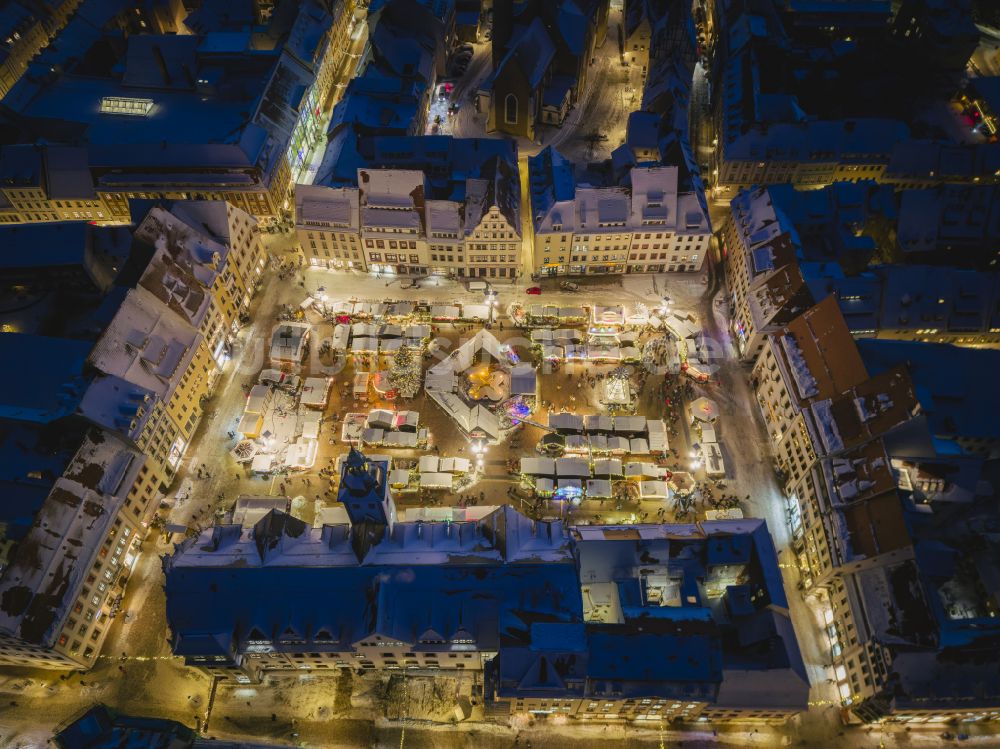 Nachtluftbild Freiberg - Nachtluftbild Weihnachtsmarkt- Veranstaltungsgelände und Verkaufs- Hütten und Buden in Freiberg im Bundesland Sachsen, Deutschland