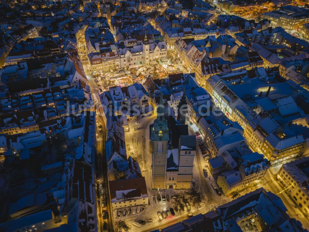 Nacht-Luftaufnahme Freiberg - Nachtluftbild Weihnachtsmarkt- Veranstaltungsgelände und Verkaufs- Hütten und Buden in Freiberg im Bundesland Sachsen, Deutschland