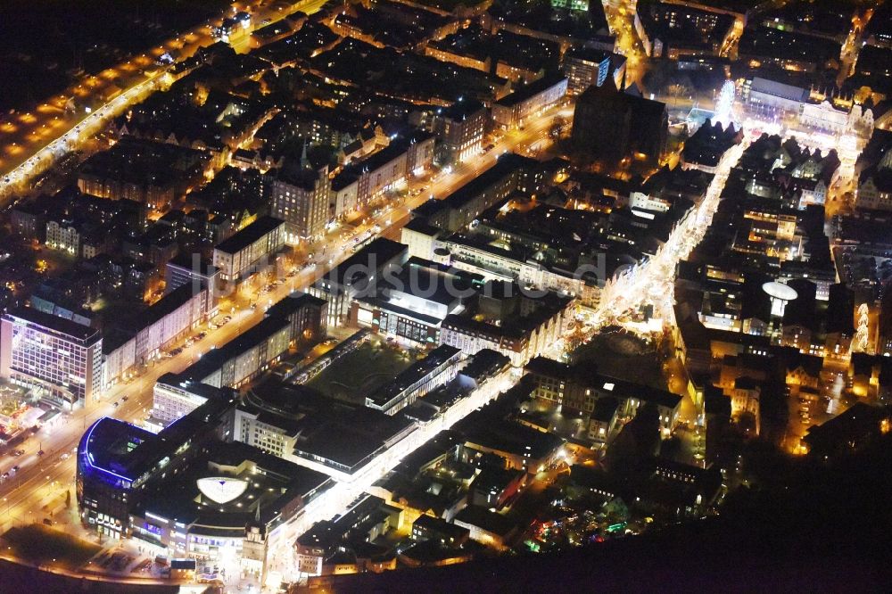 Rostock bei Nacht aus der Vogelperspektive: Nachtluftbild Weihnachtsmarkt- Veranstaltungsgelände und Verkaufs- Hütten und Buden im Ortsteil Stadtmitte in Rostock im Bundesland Mecklenburg-Vorpommern