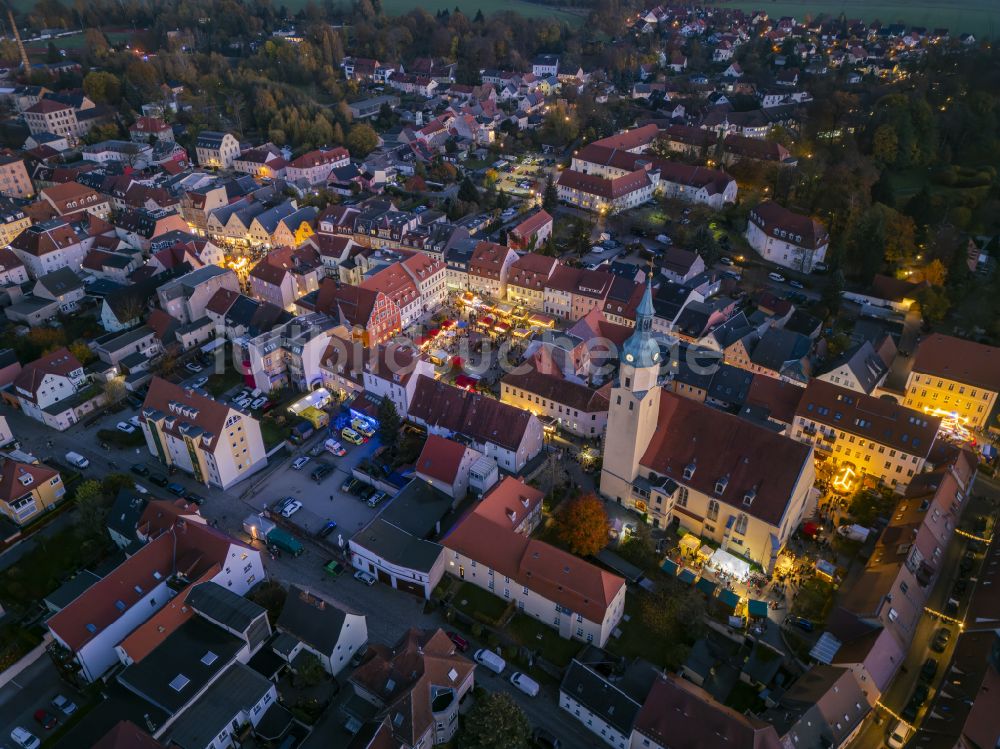 Nacht-Luftaufnahme Pulsnitz - Nachtluftbild Weihnachtsmarkt- Veranstaltungsgelände und Verkaufs- Hütten und Buden Pfefferkuchenmarkt in Pulsnitz im Bundesland Sachsen, Deutschland