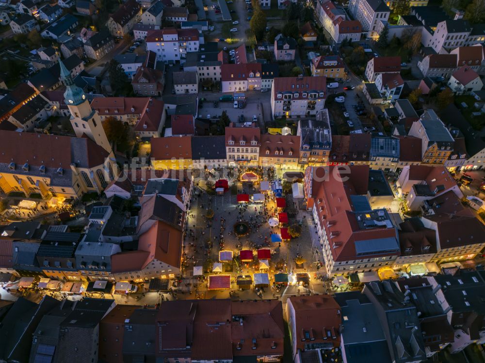 Pulsnitz bei Nacht von oben - Nachtluftbild Weihnachtsmarkt- Veranstaltungsgelände und Verkaufs- Hütten und Buden Pfefferkuchenmarkt in Pulsnitz im Bundesland Sachsen, Deutschland