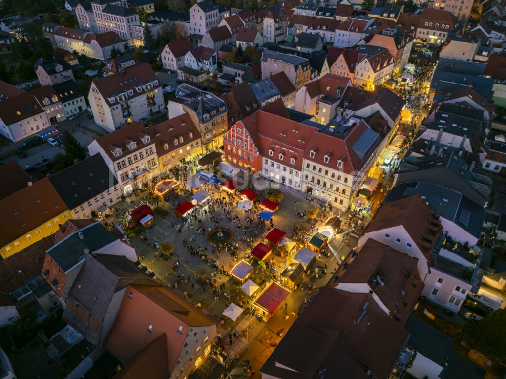 Pulsnitz bei Nacht aus der Vogelperspektive: Nachtluftbild Weihnachtsmarkt- Veranstaltungsgelände und Verkaufs- Hütten und Buden Pfefferkuchenmarkt in Pulsnitz im Bundesland Sachsen, Deutschland