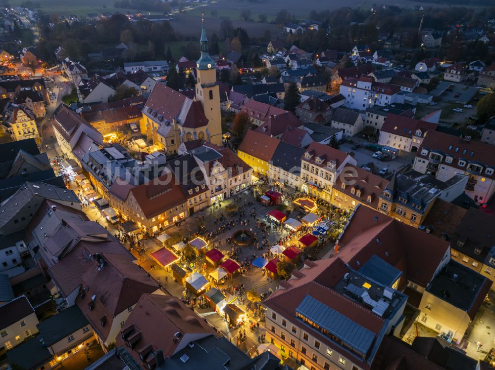 Nachtluftbild Pulsnitz - Nachtluftbild Weihnachtsmarkt- Veranstaltungsgelände und Verkaufs- Hütten und Buden Pfefferkuchenmarkt in Pulsnitz im Bundesland Sachsen, Deutschland