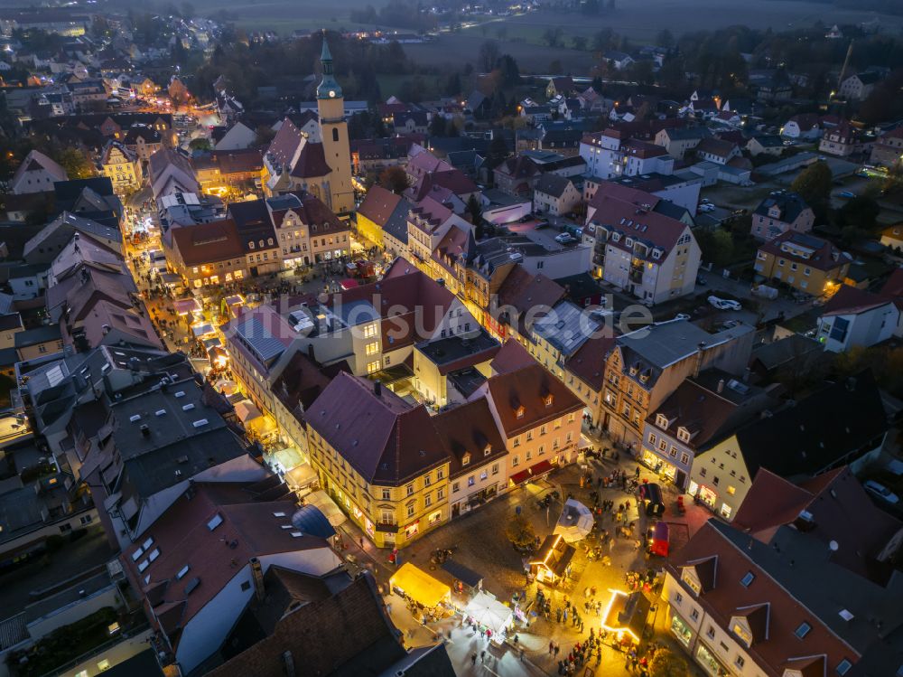 Nacht-Luftaufnahme Pulsnitz - Nachtluftbild Weihnachtsmarkt- Veranstaltungsgelände und Verkaufs- Hütten und Buden Pfefferkuchenmarkt in Pulsnitz im Bundesland Sachsen, Deutschland