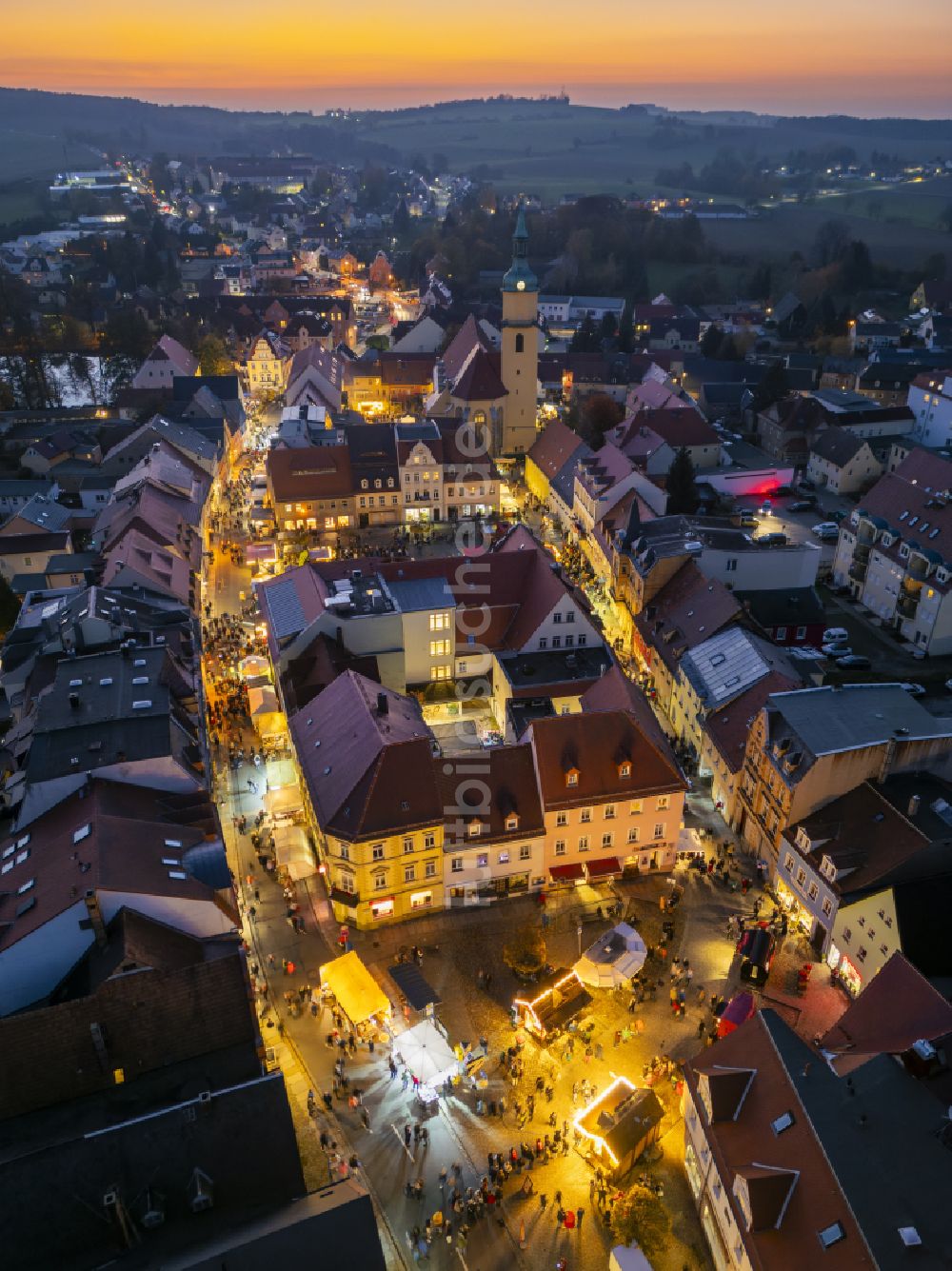 Pulsnitz bei Nacht von oben - Nachtluftbild Weihnachtsmarkt- Veranstaltungsgelände und Verkaufs- Hütten und Buden Pfefferkuchenmarkt in Pulsnitz im Bundesland Sachsen, Deutschland