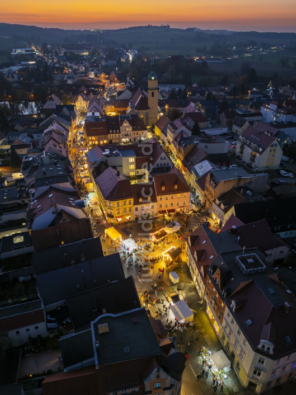 Pulsnitz bei Nacht aus der Vogelperspektive: Nachtluftbild Weihnachtsmarkt- Veranstaltungsgelände und Verkaufs- Hütten und Buden Pfefferkuchenmarkt in Pulsnitz im Bundesland Sachsen, Deutschland