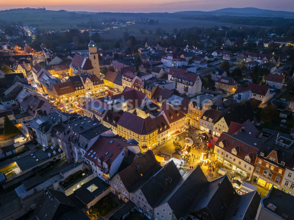 Nachtluftbild Pulsnitz - Nachtluftbild Weihnachtsmarkt- Veranstaltungsgelände und Verkaufs- Hütten und Buden Pfefferkuchenmarkt in Pulsnitz im Bundesland Sachsen, Deutschland