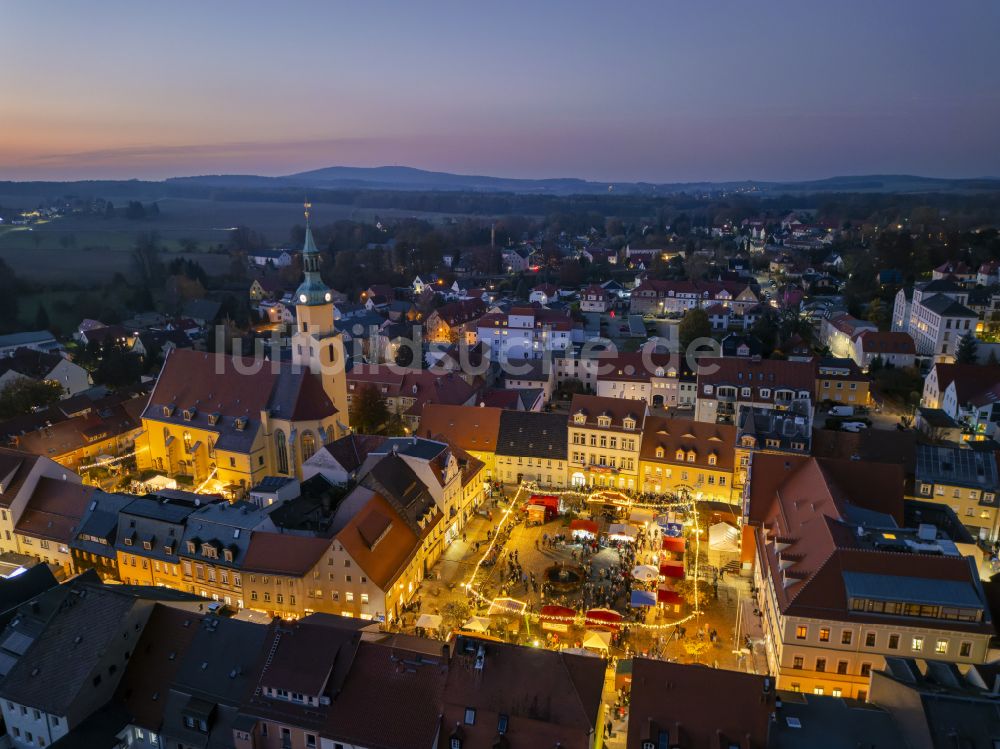 Pulsnitz bei Nacht von oben - Nachtluftbild Weihnachtsmarkt- Veranstaltungsgelände und Verkaufs- Hütten und Buden Pfefferkuchenmarkt in Pulsnitz im Bundesland Sachsen, Deutschland