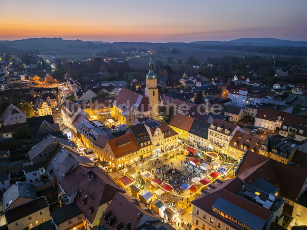 Pulsnitz bei Nacht aus der Vogelperspektive: Nachtluftbild Weihnachtsmarkt- Veranstaltungsgelände und Verkaufs- Hütten und Buden Pfefferkuchenmarkt in Pulsnitz im Bundesland Sachsen, Deutschland