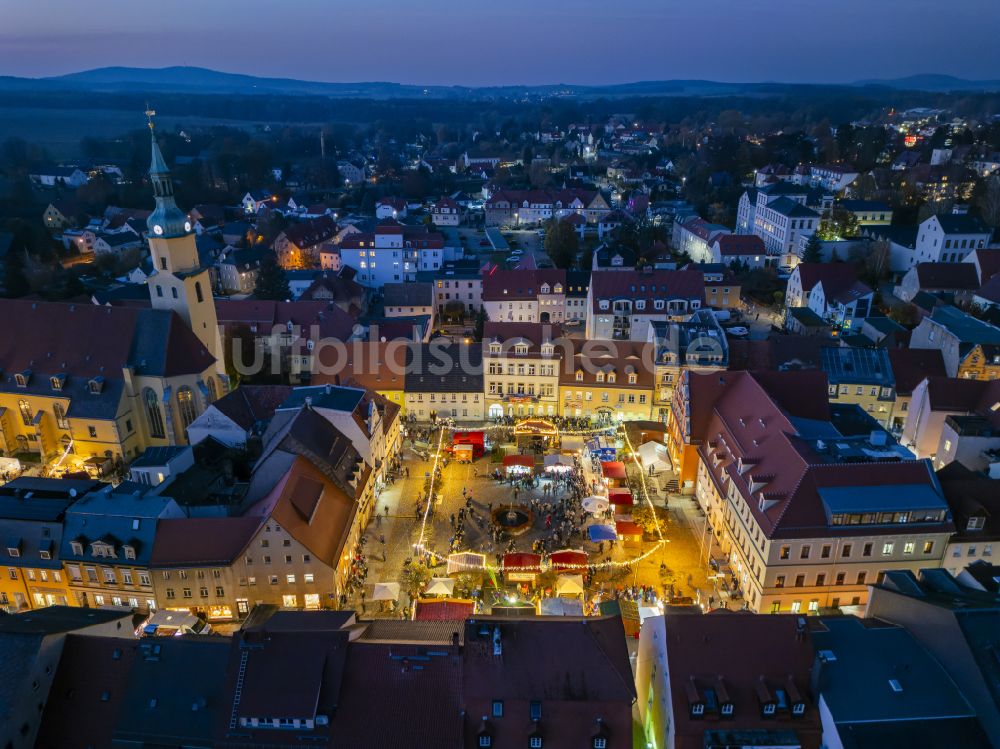 Nachtluftbild Pulsnitz - Nachtluftbild Weihnachtsmarkt- Veranstaltungsgelände und Verkaufs- Hütten und Buden Pfefferkuchenmarkt in Pulsnitz im Bundesland Sachsen, Deutschland