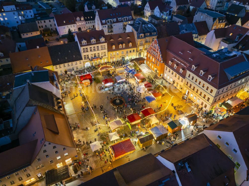 Nacht-Luftaufnahme Pulsnitz - Nachtluftbild Weihnachtsmarkt- Veranstaltungsgelände und Verkaufs- Hütten und Buden Pfefferkuchenmarkt in Pulsnitz im Bundesland Sachsen, Deutschland