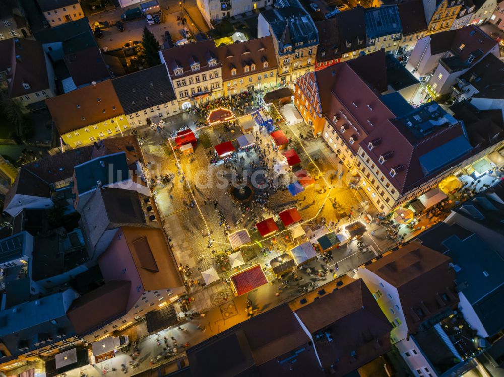 Pulsnitz bei Nacht von oben - Nachtluftbild Weihnachtsmarkt- Veranstaltungsgelände und Verkaufs- Hütten und Buden Pfefferkuchenmarkt in Pulsnitz im Bundesland Sachsen, Deutschland