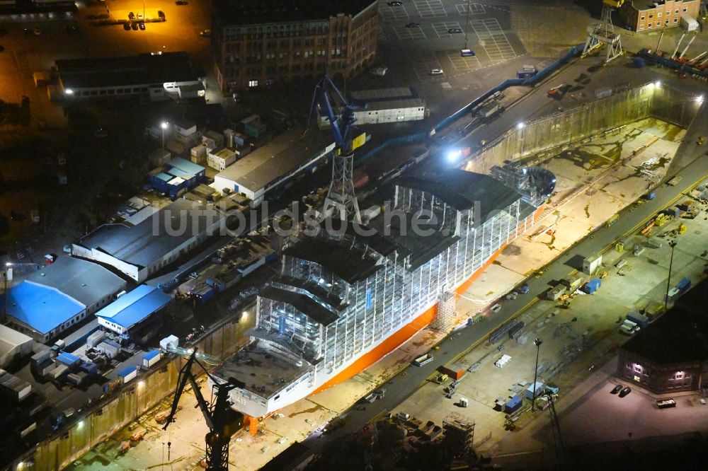 Hamburg bei Nacht von oben - Nachtluftbild Werftgelände mit Versorgungsschiff Bonn (A 1413) der Blohm + Voss im Ortsteil Kleiner Grasbrook in Hamburg