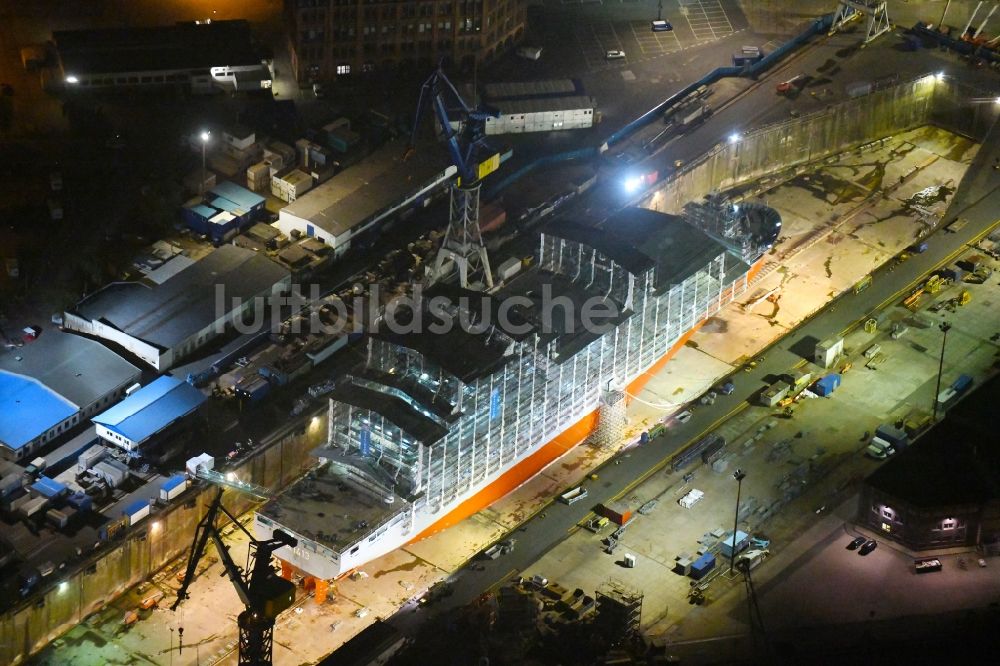 Nachtluftbild Hamburg - Nachtluftbild Werftgelände mit Versorgungsschiff Bonn (A 1413) der Blohm + Voss im Ortsteil Kleiner Grasbrook in Hamburg