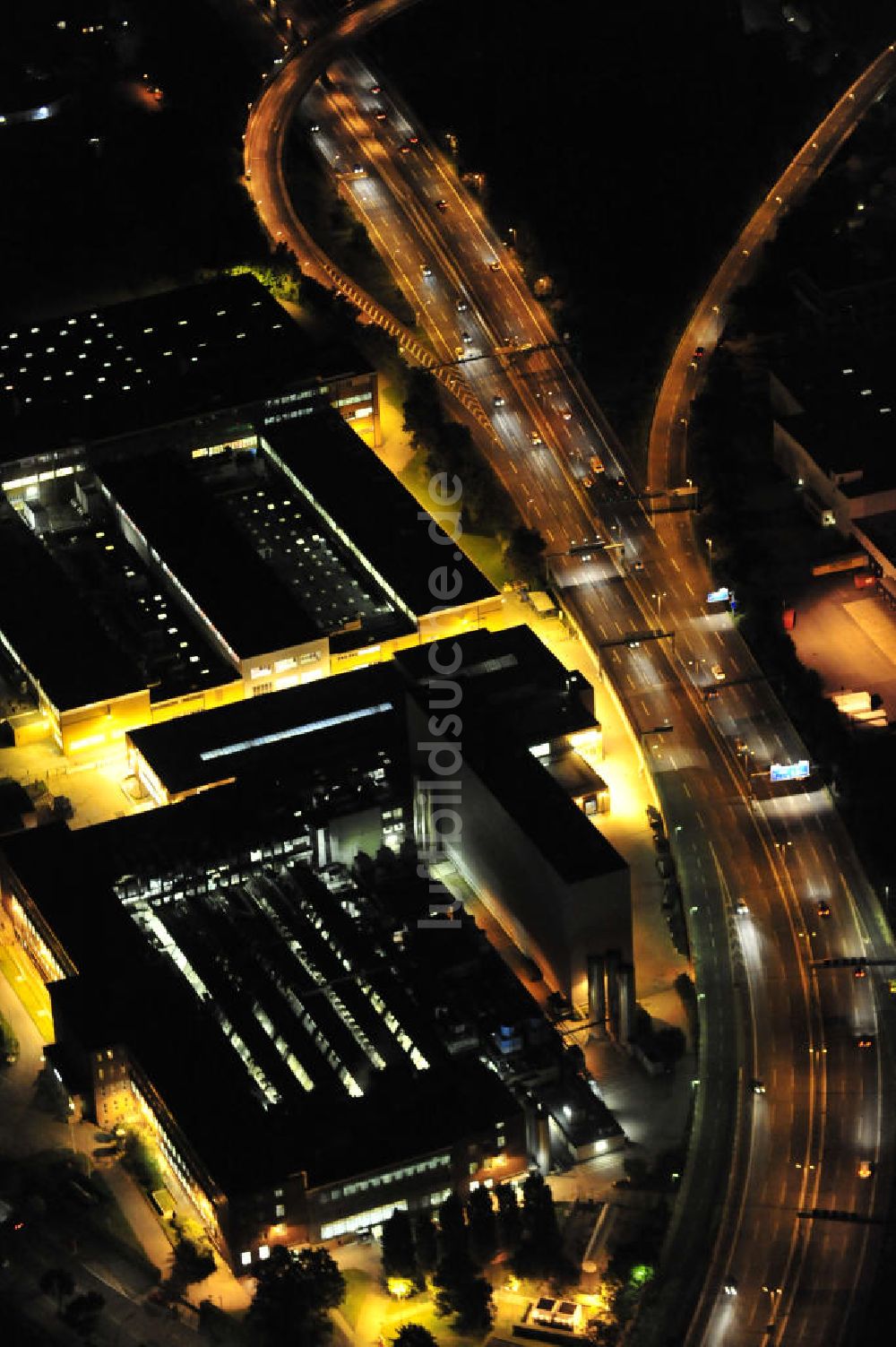 Nacht-Luftaufnahme Berlin - Werk Bahlsen Keksfabrik GmbH bei Nacht / plant at night