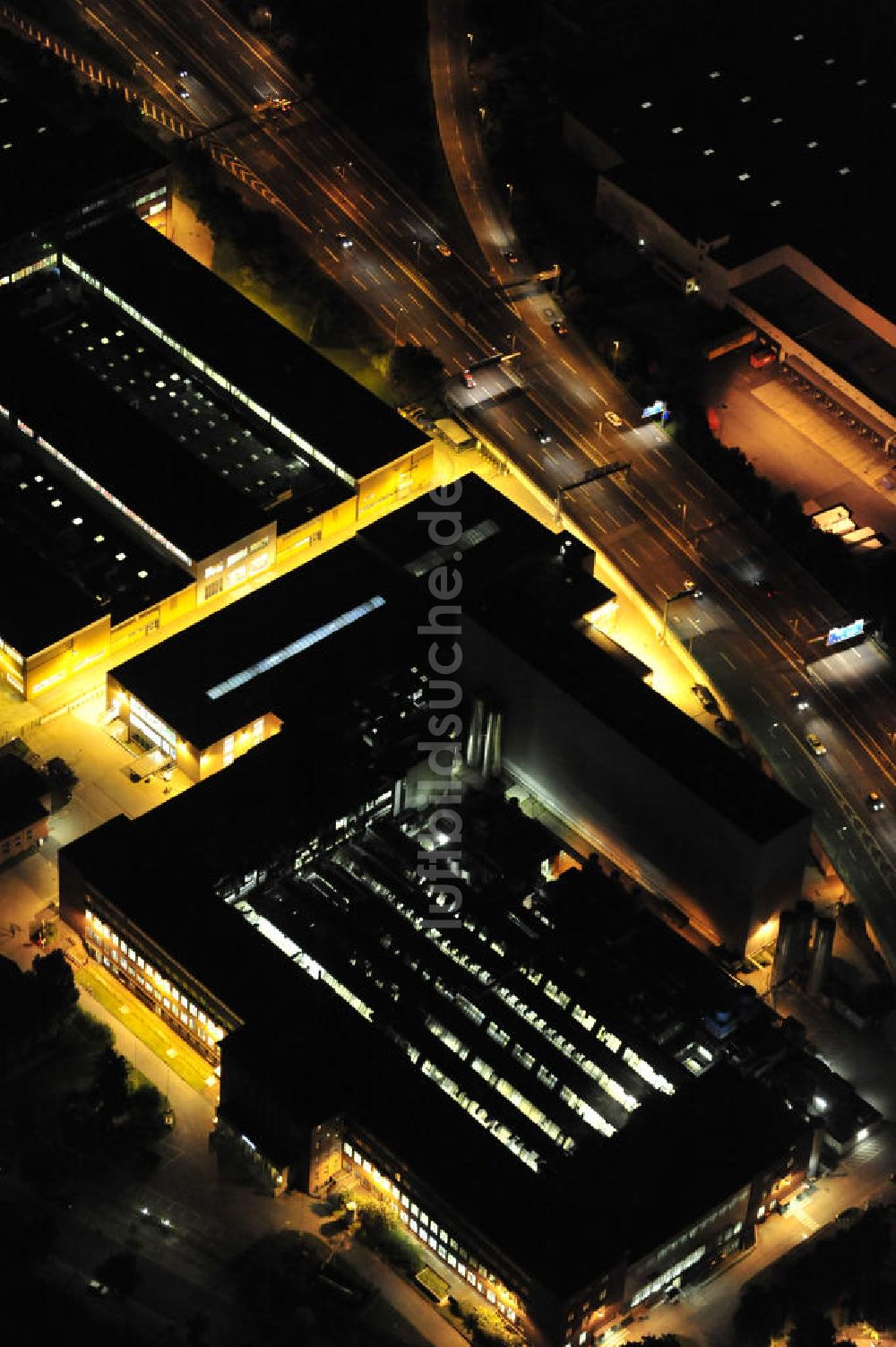 Berlin bei Nacht von oben - Werk Bahlsen Keksfabrik GmbH bei Nacht / plant at night