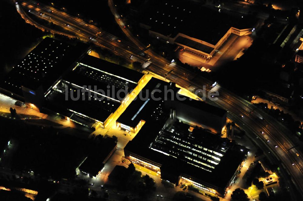 Berlin bei Nacht aus der Vogelperspektive: Werk Bahlsen Keksfabrik GmbH bei Nacht / plant at night