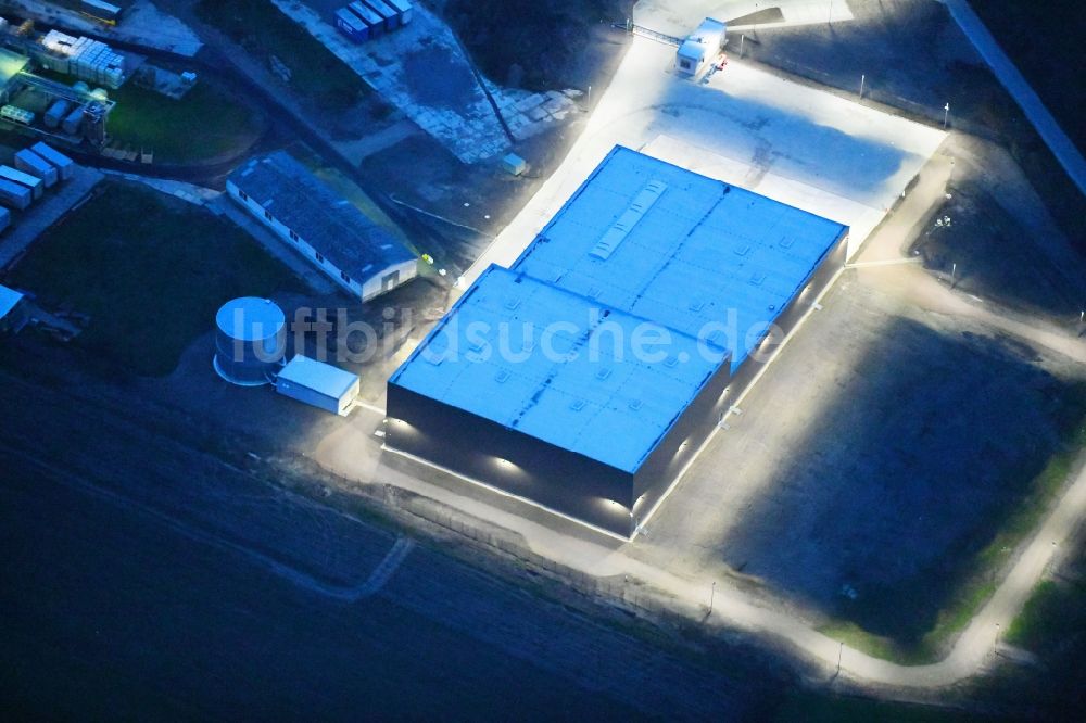 Nachtluftbild Gardelegen - Nachtluftbild Werksgelände der Carl Bechem GmbH an der Kurze Straße im Ortsteil Mieste in Gardelegen im Bundesland Sachsen-Anhalt, Deutschland