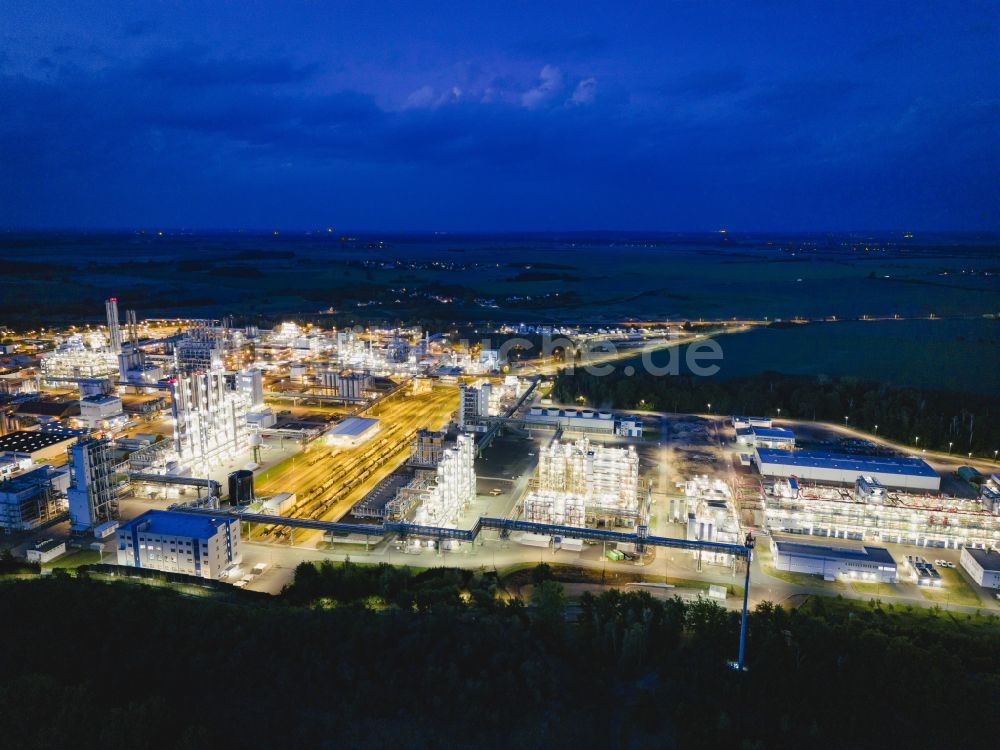 Nachtluftbild Nünchritz - Nachtluftbild Werksgelände des Chemieproduzenten Wacker Chemie AG, Werk Nünchritz in Nünchritz im Bundesland Sachsen, Deutschland