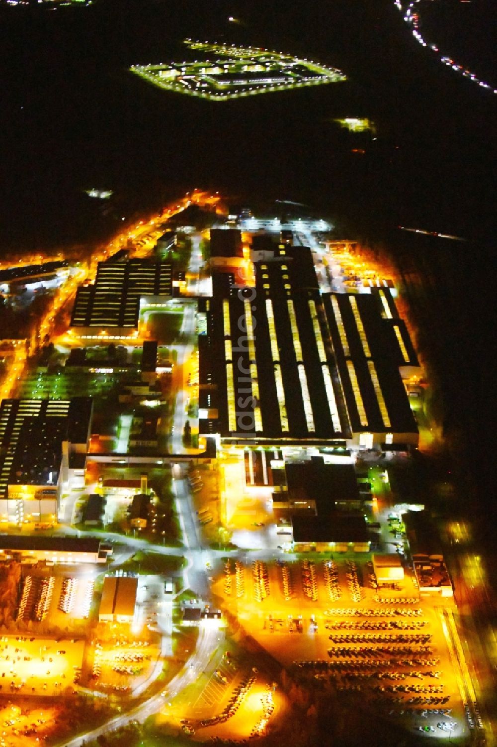 Nacht-Luftaufnahme Ludwigsfelde - Nachtluftbild Werksgelände der der Mercedes-Benz Ludwigsfelde GmbH in Ludwigsfelde im Bundesland Brandenburg, Deutschland