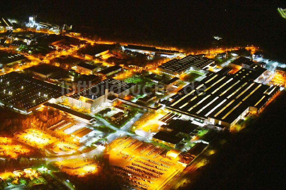 Ludwigsfelde bei Nacht von oben - Nachtluftbild Werksgelände der der Mercedes-Benz Ludwigsfelde GmbH in Ludwigsfelde im Bundesland Brandenburg, Deutschland