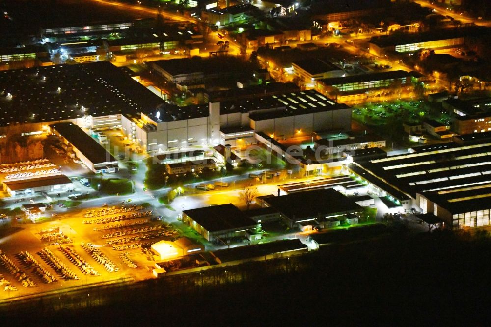 Ludwigsfelde bei Nacht aus der Vogelperspektive: Nachtluftbild Werksgelände der der Mercedes-Benz Ludwigsfelde GmbH in Ludwigsfelde im Bundesland Brandenburg, Deutschland