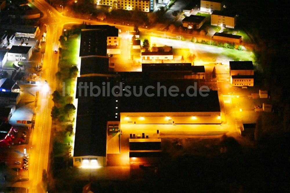 Wernigerode bei Nacht von oben - Nachtluftbild Werksgelände der der Pharma Wernigerode GmbH in Wernigerode im Bundesland Sachsen-Anhalt, Deutschland