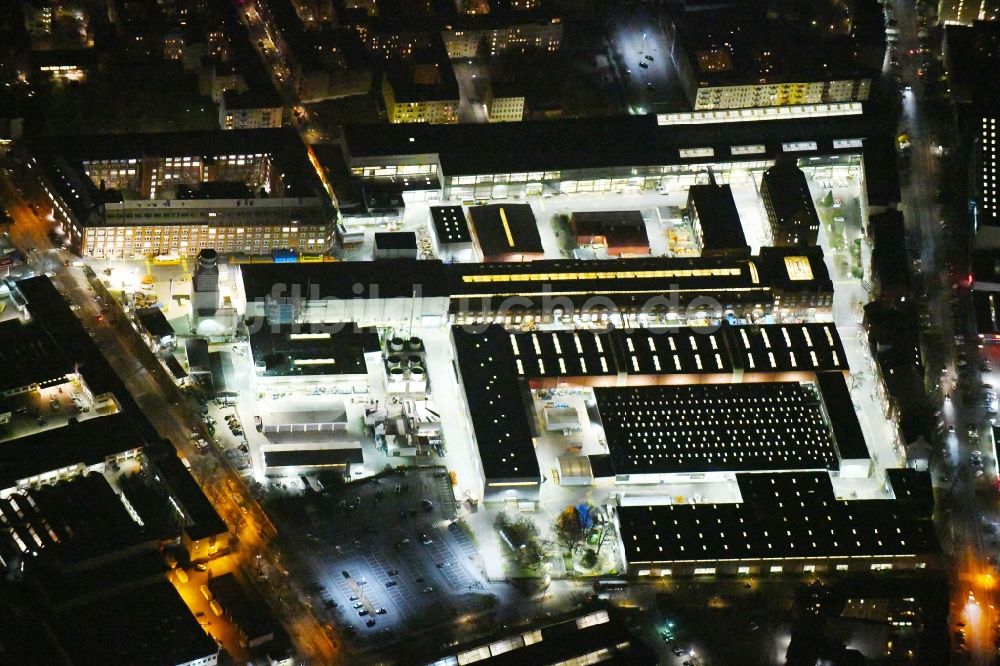 Berlin bei Nacht aus der Vogelperspektive: Nachtluftbild Werksgelände der der Siemens AG Sector Energy im Ortsteil Moabit in Berlin, Deutschland