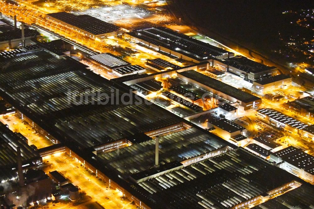 Wolfsburg bei Nacht von oben - Nachtluftbild Werksgelände der der VW VOLKSWAGEN AG in Wolfsburg im Bundesland Niedersachsen, Deutschland