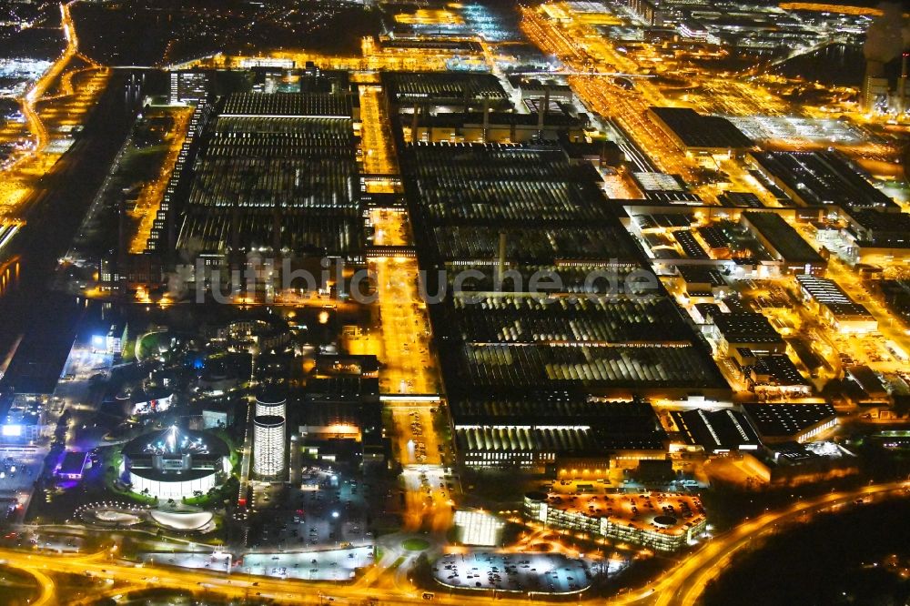 Wolfsburg bei Nacht von oben - Nachtluftbild Werksgelände der der VW VOLKSWAGEN AG in Wolfsburg im Bundesland Niedersachsen, Deutschland