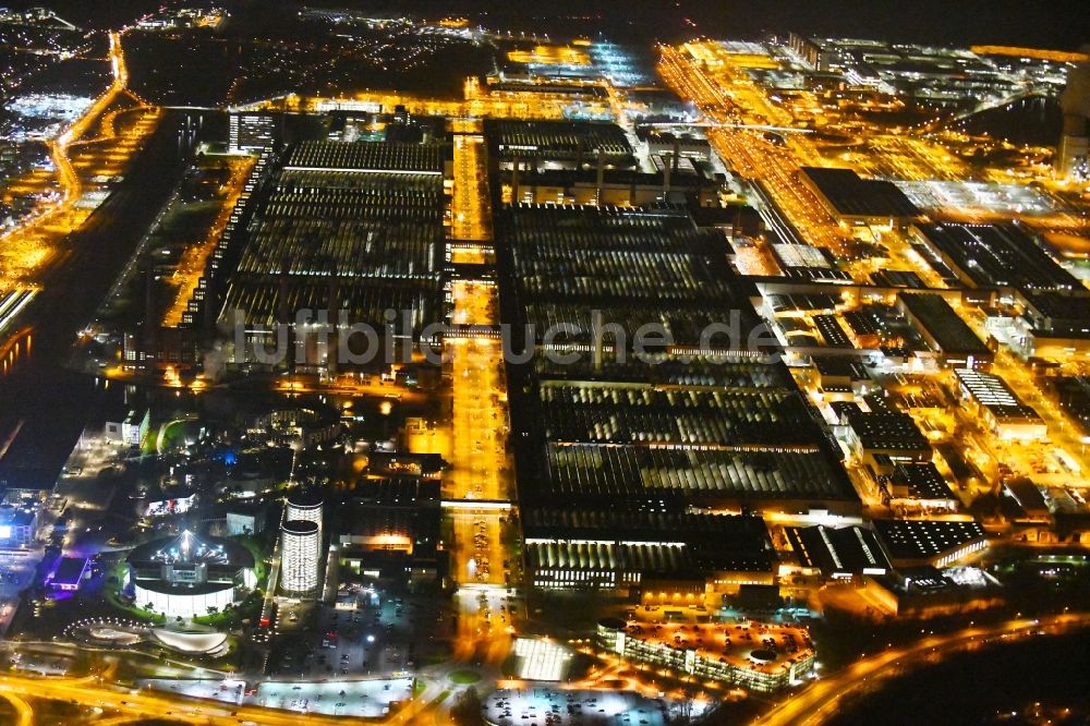 Wolfsburg bei Nacht aus der Vogelperspektive: Nachtluftbild Werksgelände der der VW VOLKSWAGEN AG in Wolfsburg im Bundesland Niedersachsen, Deutschland