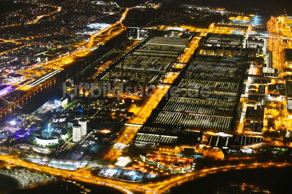 Wolfsburg bei Nacht von oben - Nachtluftbild Werksgelände der der VW VOLKSWAGEN AG in Wolfsburg im Bundesland Niedersachsen, Deutschland