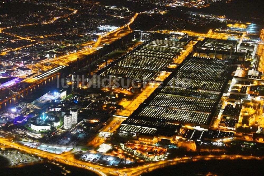 Wolfsburg bei Nacht aus der Vogelperspektive: Nachtluftbild Werksgelände der der VW VOLKSWAGEN AG in Wolfsburg im Bundesland Niedersachsen, Deutschland