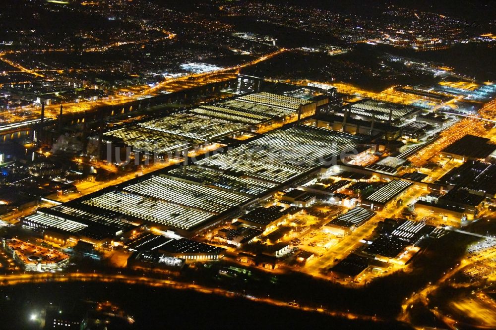 Wolfsburg bei Nacht von oben - Nachtluftbild Werksgelände der der VW VOLKSWAGEN AG in Wolfsburg im Bundesland Niedersachsen, Deutschland