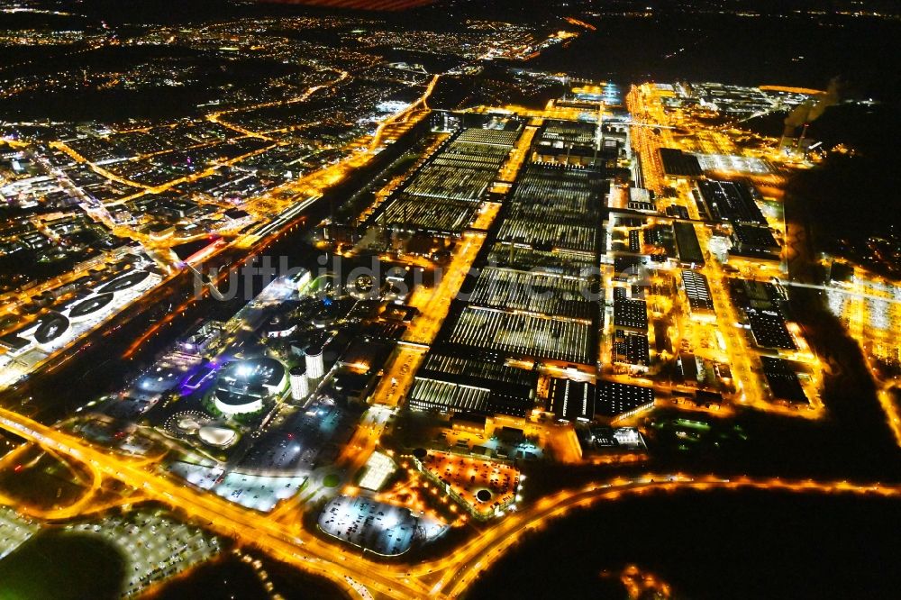 Wolfsburg bei Nacht aus der Vogelperspektive: Nachtluftbild Werksgelände der der VW VOLKSWAGEN AG in Wolfsburg im Bundesland Niedersachsen, Deutschland