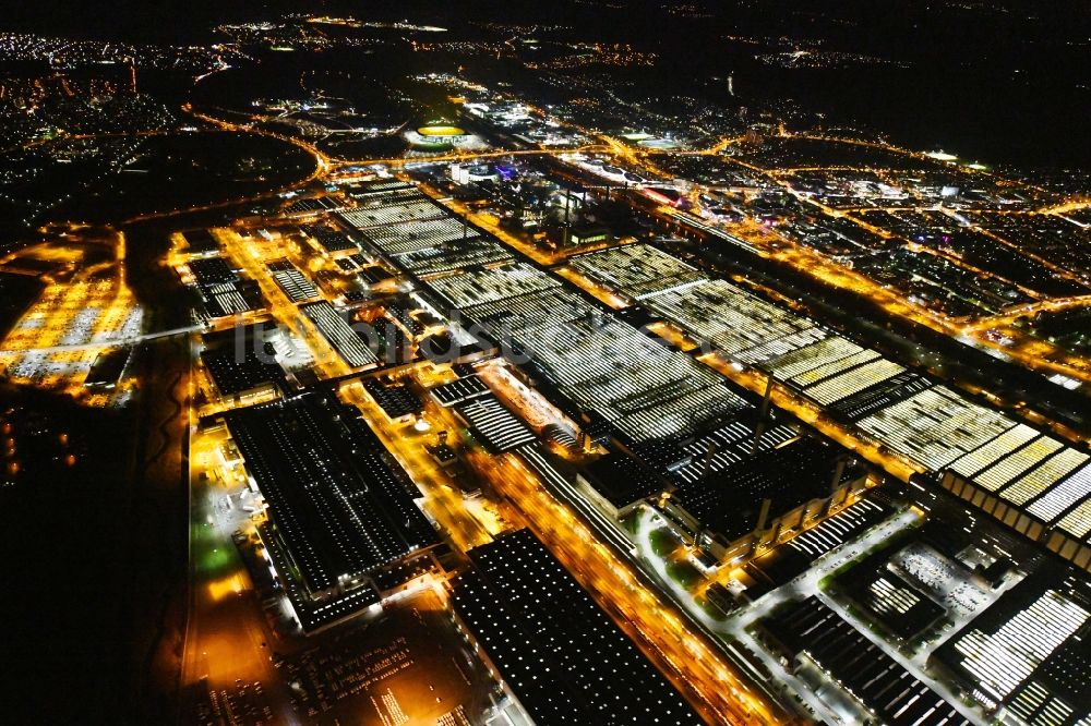 Wolfsburg bei Nacht aus der Vogelperspektive: Nachtluftbild Werksgelände der der VW VOLKSWAGEN AG in Wolfsburg im Bundesland Niedersachsen, Deutschland