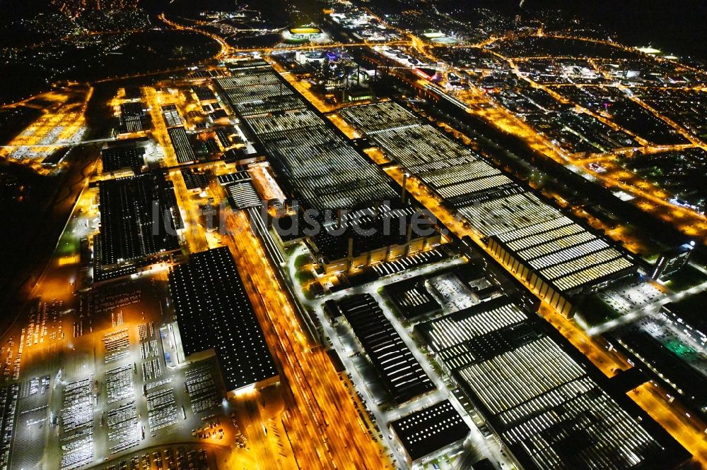 Nacht-Luftaufnahme Wolfsburg - Nachtluftbild Werksgelände der der VW VOLKSWAGEN AG in Wolfsburg im Bundesland Niedersachsen, Deutschland