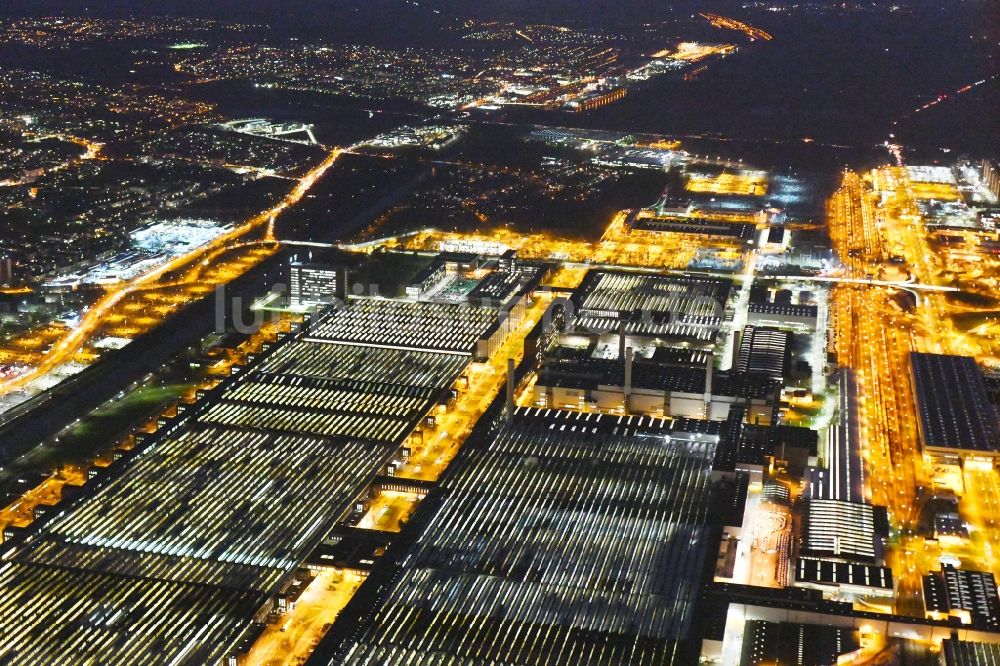 Wolfsburg bei Nacht von oben - Nachtluftbild Werksgelände der der VW VOLKSWAGEN AG in Wolfsburg im Bundesland Niedersachsen, Deutschland