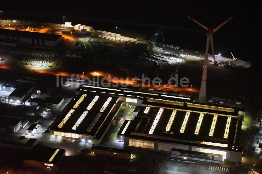 Magdeburg bei Nacht aus der Vogelperspektive: Nachtluftbild Werksgelände der Fa. Enercon bei Magdeburg im Bundesland Sachsen-Anhalt