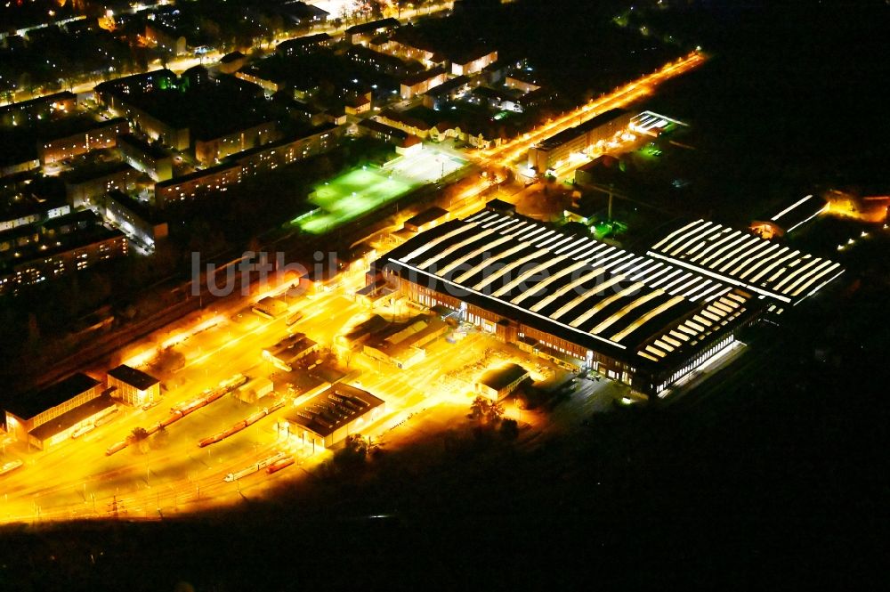 Dessau bei Nacht aus der Vogelperspektive: Nachtluftbild Werksgelände der DB Fahrzeuginstandhaltung GmbH in Dessau im Bundesland Sachsen-Anhalt, Deutschland